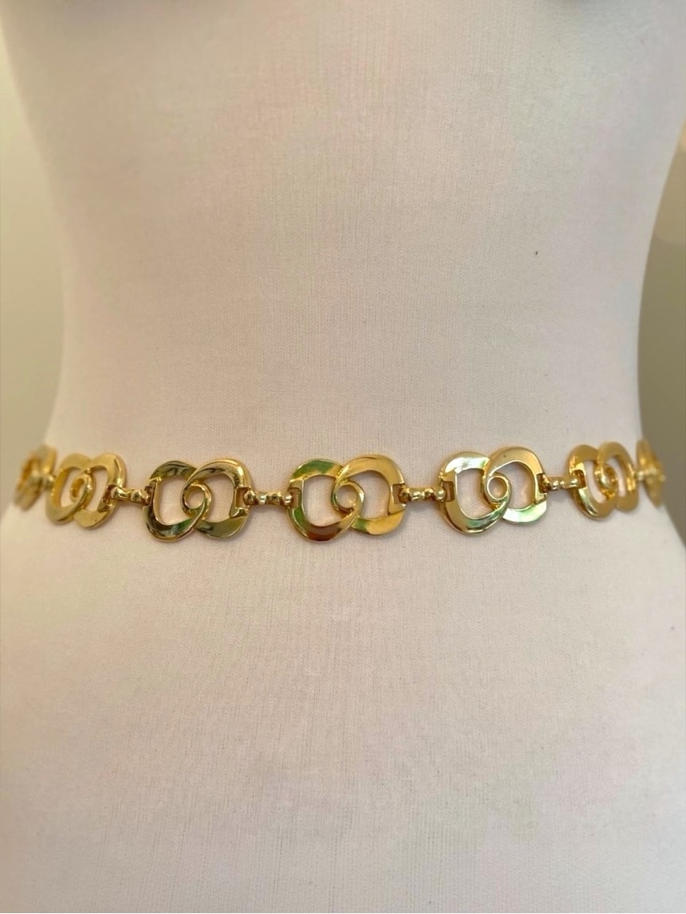 Vintage Glam RKS Feminine Gold chain betl b-low ajustable clip closure timeless